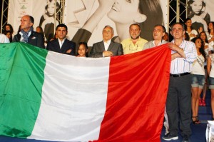 IMG_0063 l'atleta Bove Desideria canta l'inno nazionale tra l'attore Soriano e il sindaco Longanella